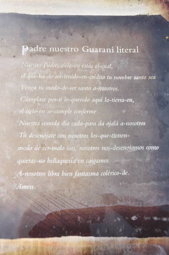 Quadro mostra como era rezado o Padre Nosso na língua guarani (em San Ignacio Mini, na Argentina)